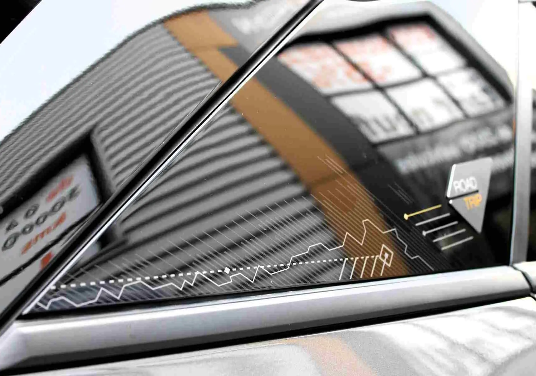 Détail du logo Road Trip sur la vitre arrière côté gauche d'un Peugeot 2008 gris platinium 2022.