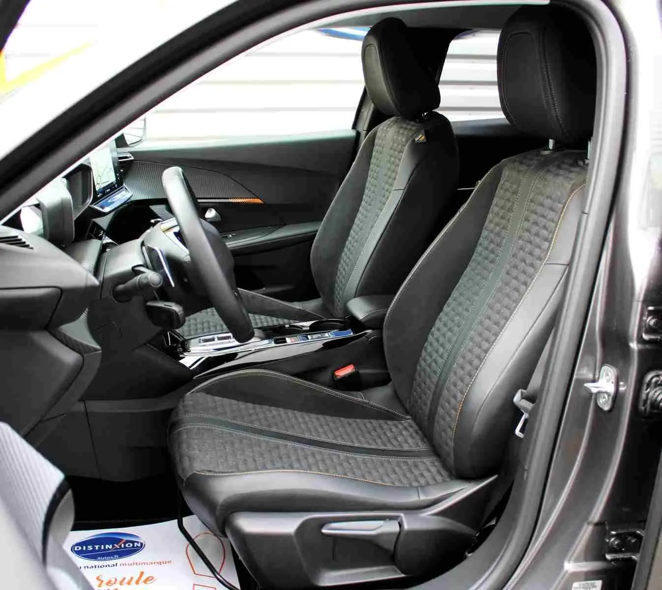 Intérieur avant droit du Peugeot 2008 gris platinium 2022, sièges tissu et cuir avec surpiqûres contrastées.