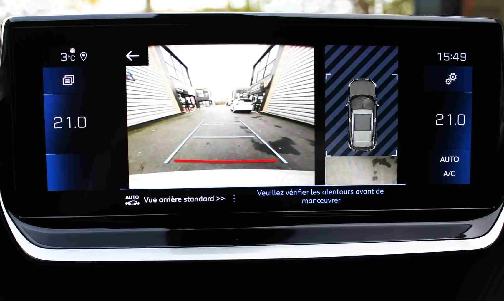 Écran multimédia montrant la caméra de recul et l'affichage de la climatisation du Peugeot 2008 gris platinium.