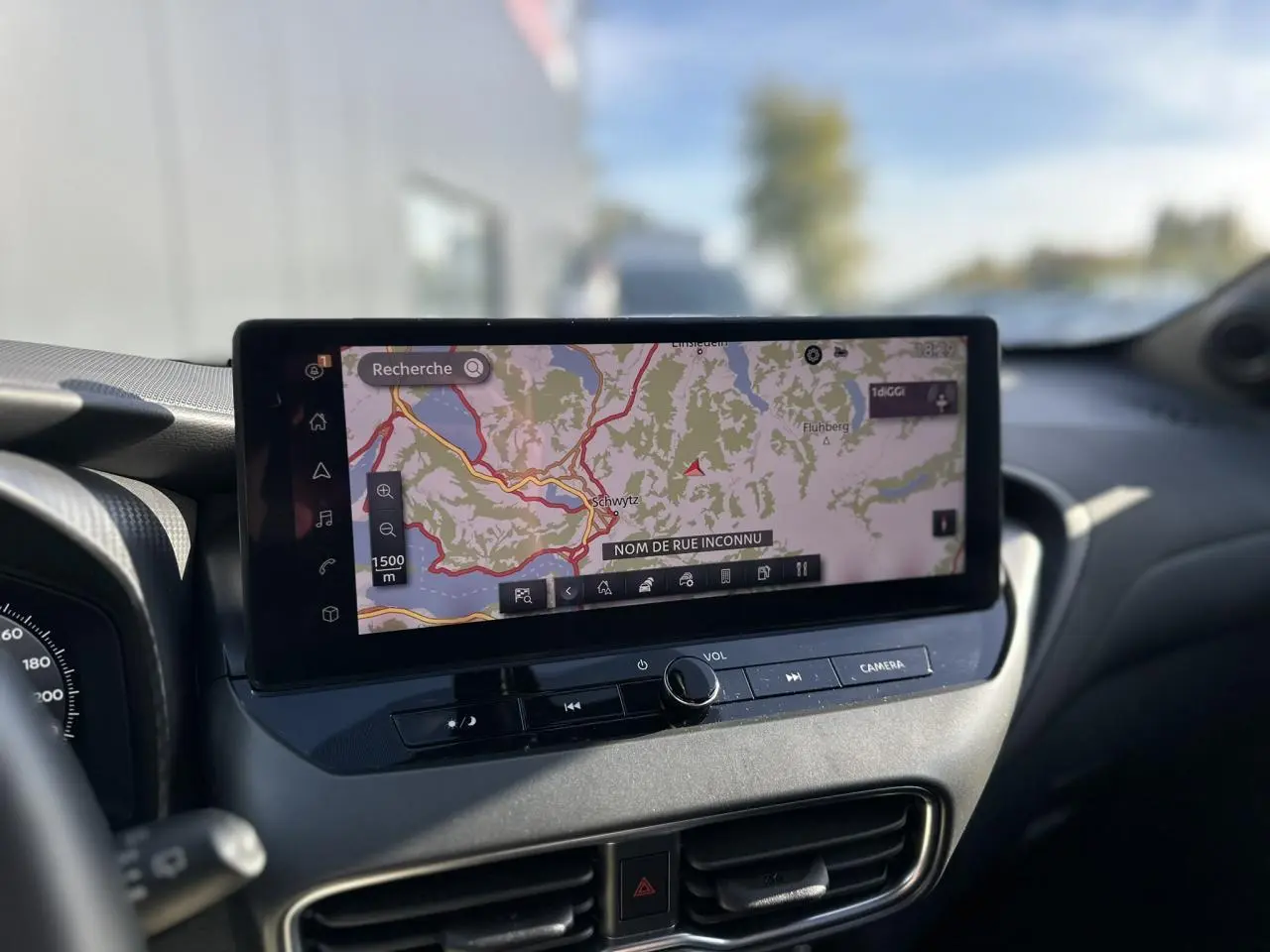 Vue rapprochée de l’écran tactile central du Nissan Juke 2025 noir, affichant la navigation GPS en intérieur.