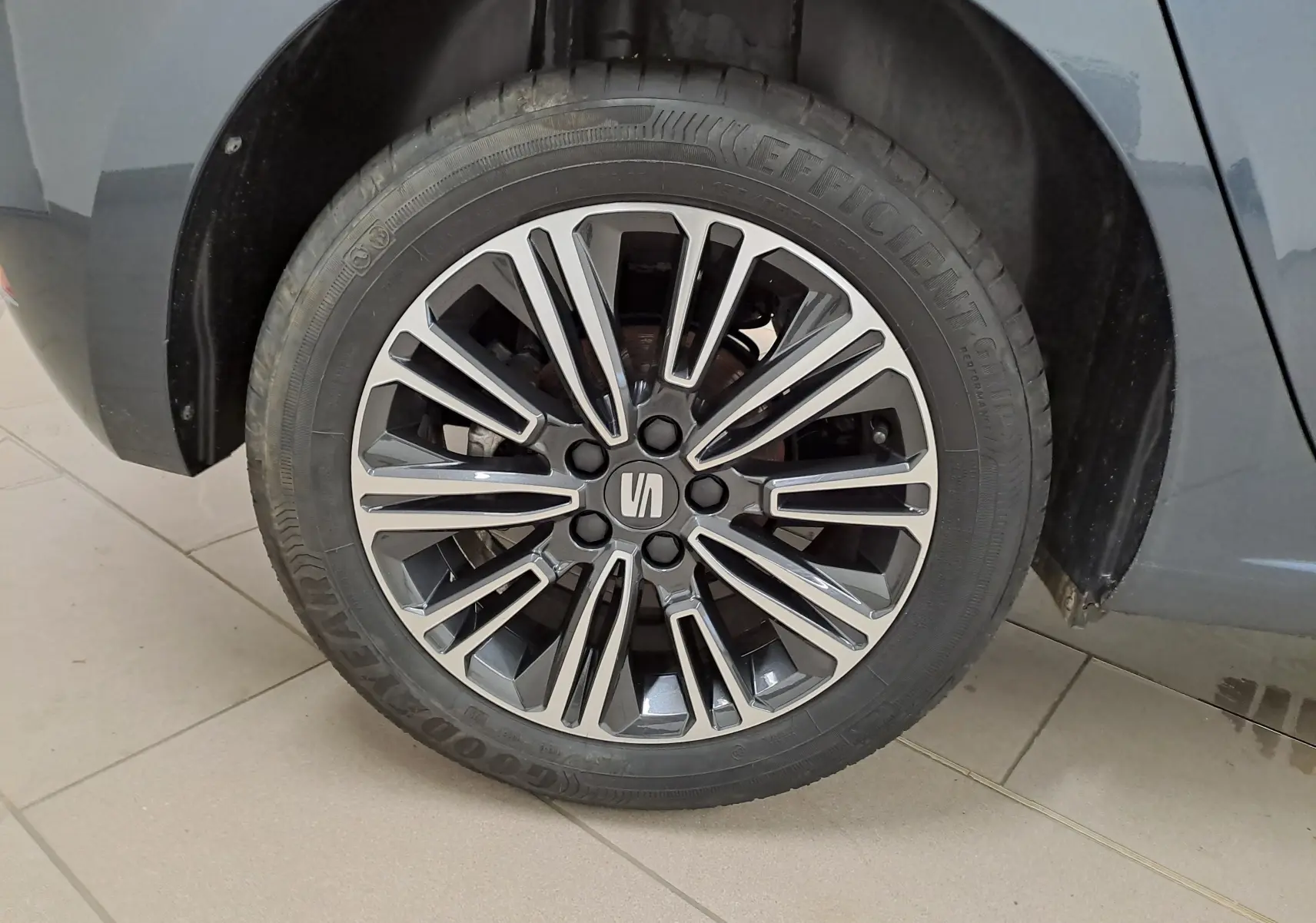 Gros plan sur la jante alliage bicolore et le pneu côté arrière droit de la SEAT Ibiza gris magnétique 2025.