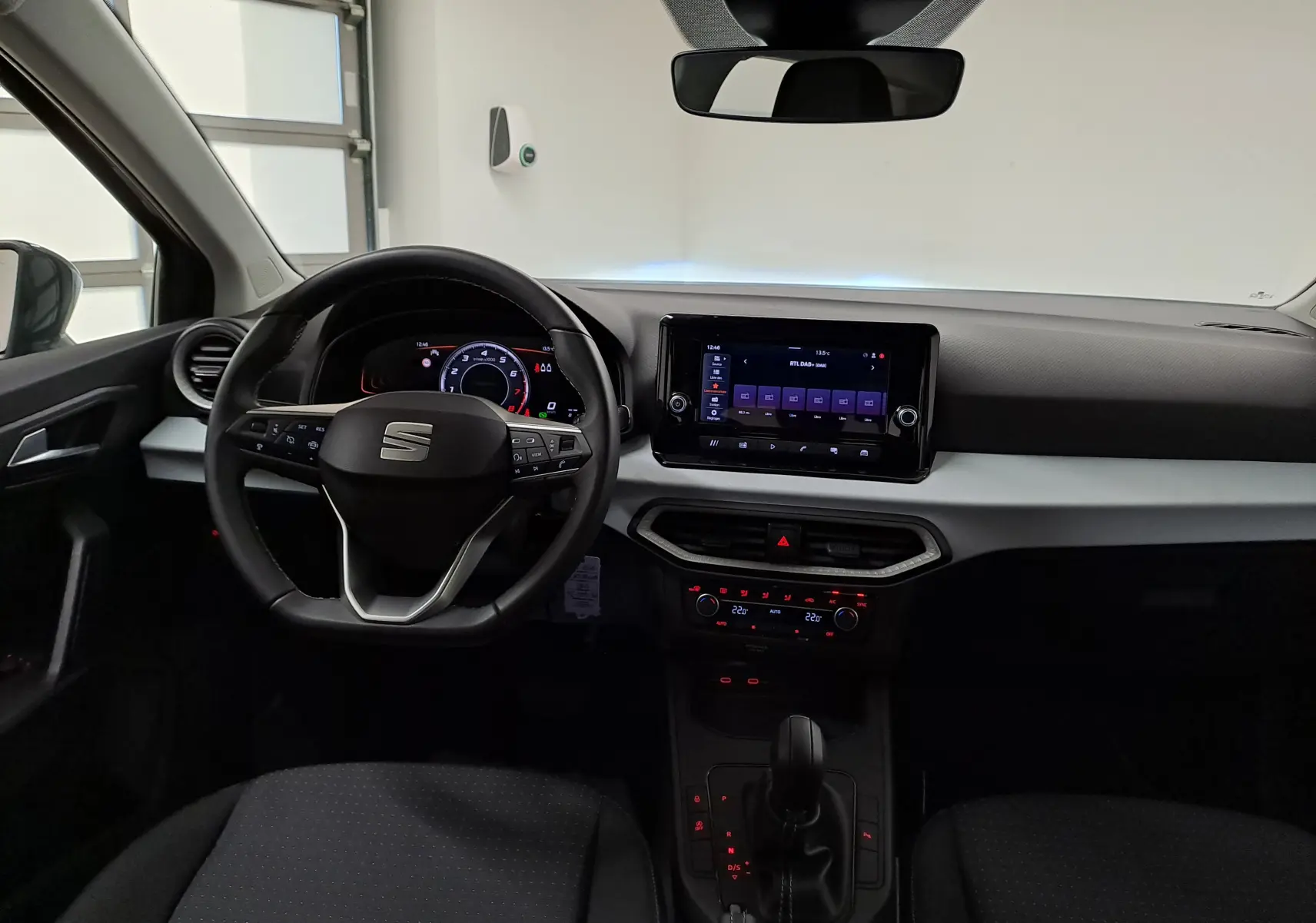 Vue intérieure avant du poste de conduite de la SEAT Ibiza 2025 avec tableau de bord numérique et écran tactile central.