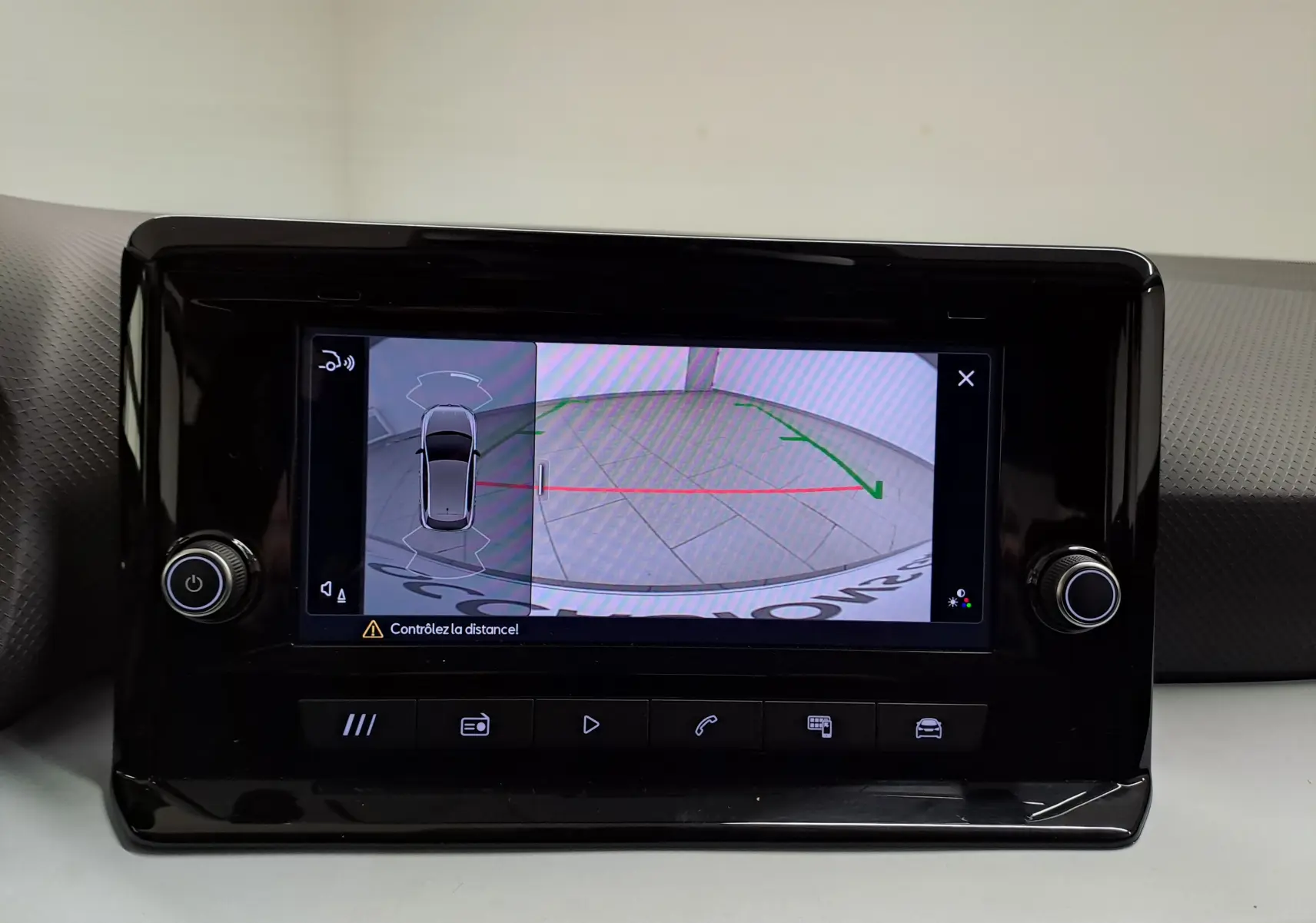 Écran tactile central de la SEAT Ibiza 2025 montrant la caméra de recul avec guidage de trajectoire.