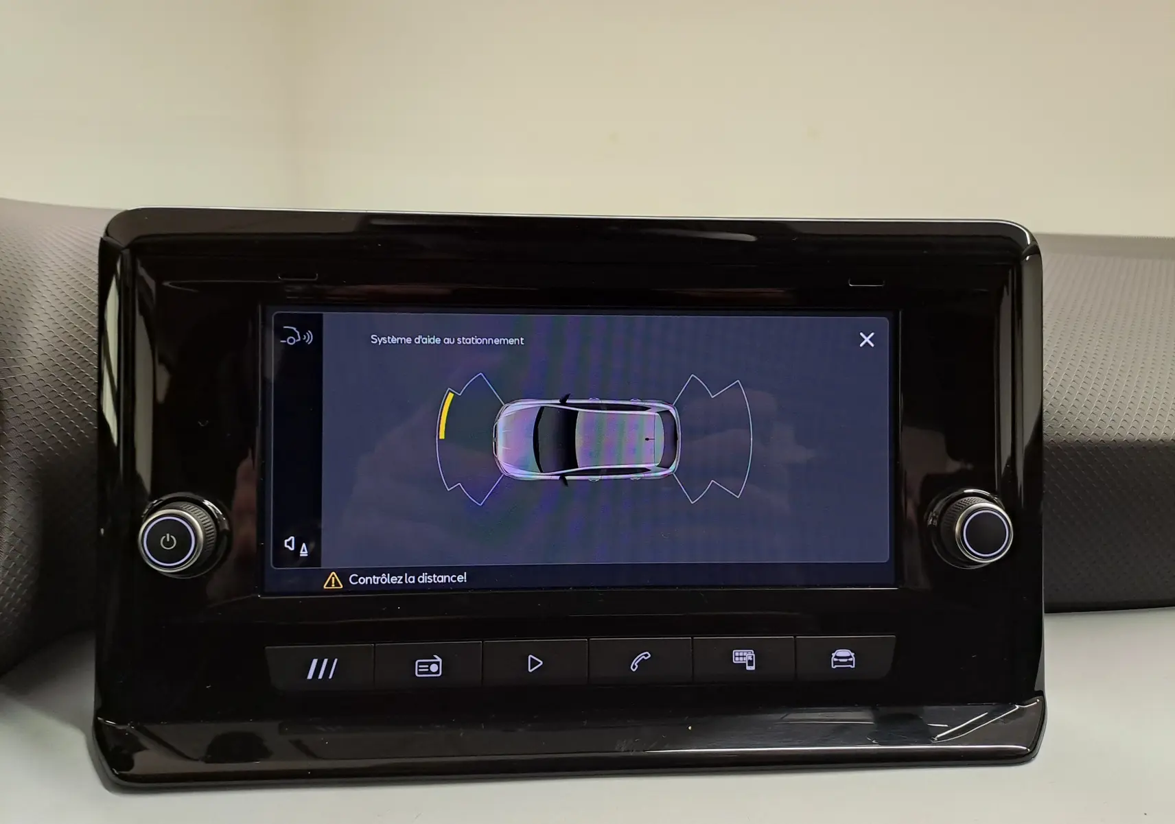 Écran tactile central du tableau de bord montrant l'aide au stationnement du SEAT Ibiza 2025 en gris magnétique.