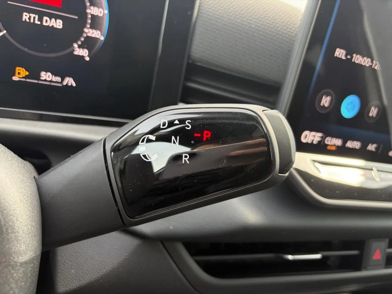 Le levier de boîte automatique du Volkswagen T-Roc 2026 en gros plan, avec affichage des modes de conduite.