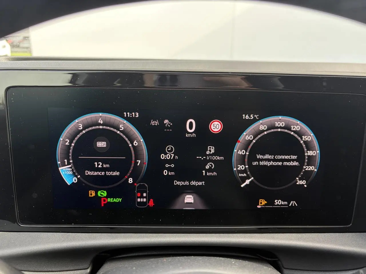 Affichage numérique du tableau de bord du Volkswagen T-Roc 2026, avec compte-tours et vitesse en km/h.