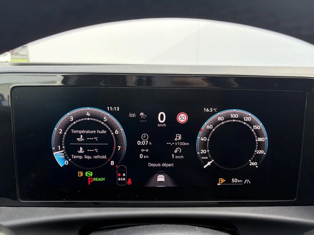 Affichage numérique du tableau de bord du Volkswagen T-Roc blanc, montrant les compteurs et informations de conduite.