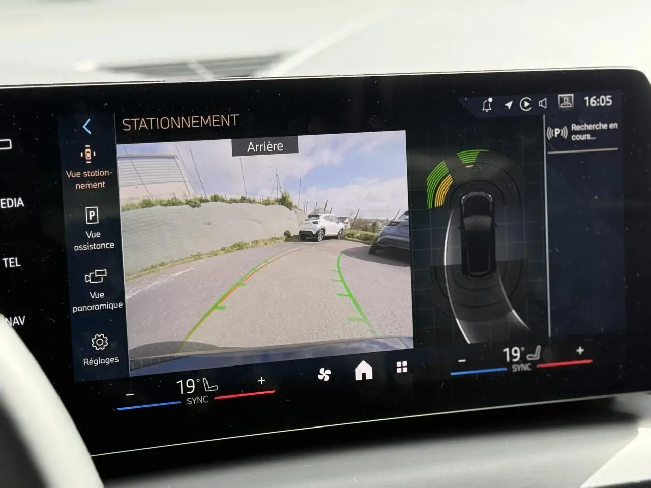 Écran de la BMW Série 1 118d M Sport montrant la caméra de recul et l’assistance au stationnement.