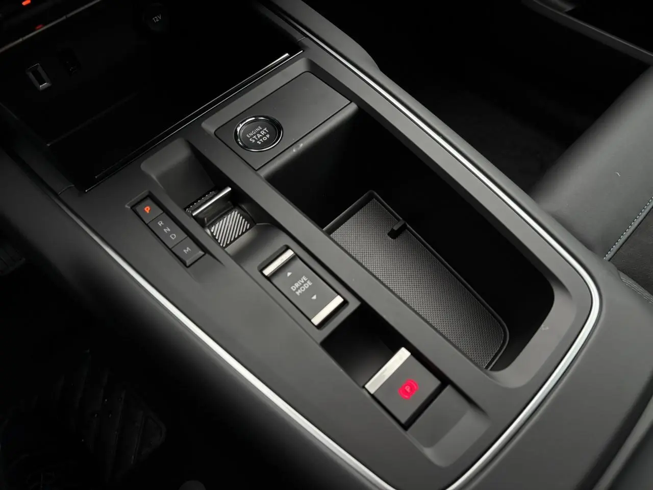 Vue rapprochée de la console centrale noire du Citroën C5 Aircross 2025 avec bouton start/stop et commande boîte auto.
