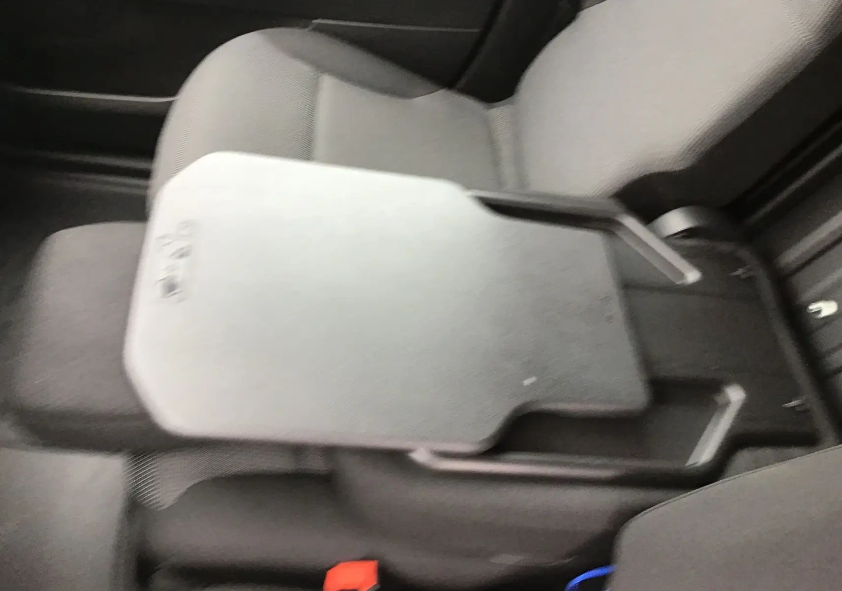 Vue intérieure du siège passager du Peugeot Partner XL blanc, mettant en valeur la tablette rabattable intégrée au dossier.