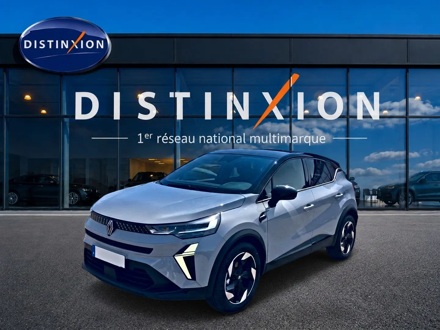 Renault Captur 2026 gris Rafale toit noir, vue 3/4 avant droit devant showroom Distinxion.
