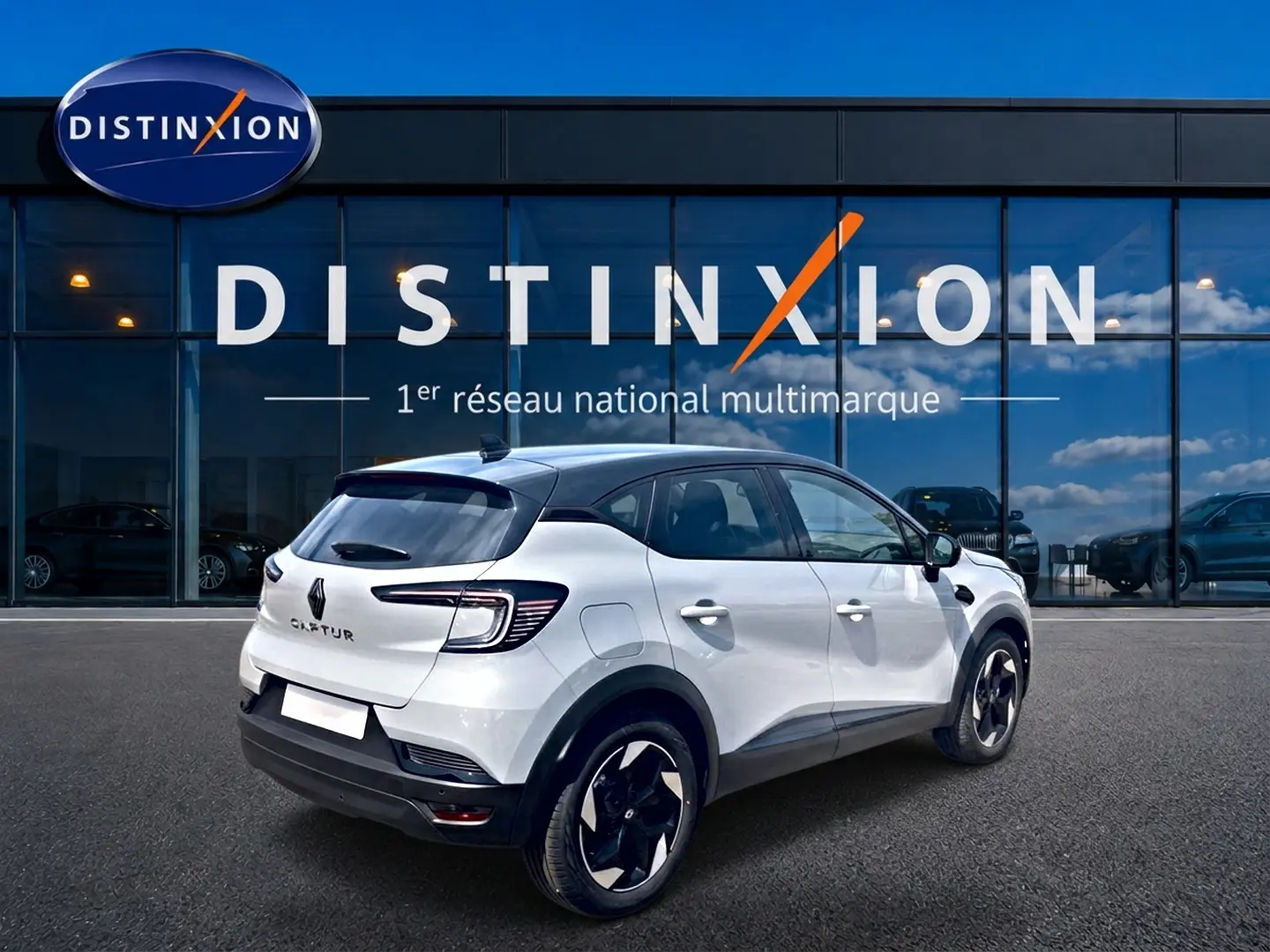 Renault Captur 1.2 TCe 115 Techno blanc Rafale toit noir, vue 3/4 arrière droit devant showroom Distinxion.