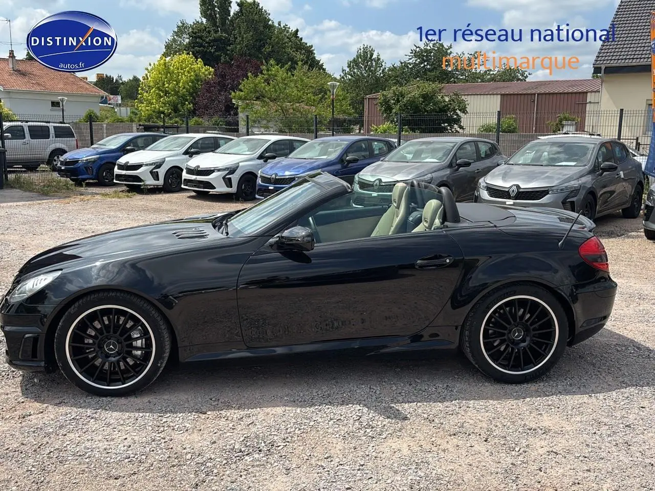 Mercedes SLK 55 AMG 7G-Tronic noir vue de profil côté gauche, capote ouverte et jantes alu noires sportives.