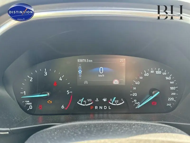 Tableau de bord numérique de Ford Focus 2019, affichant vitesse à 0 km/h et compte-tours au ralenti.