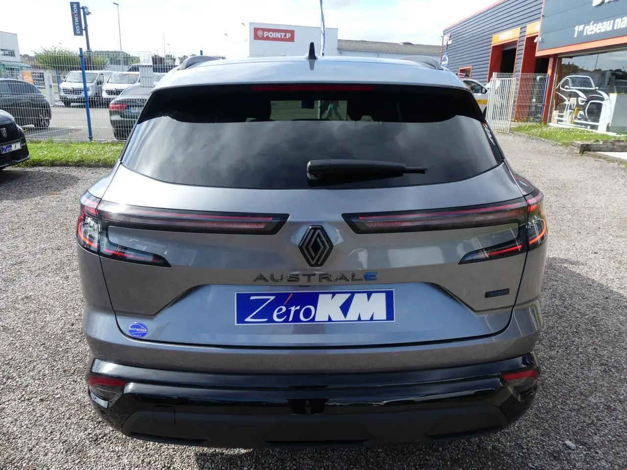 Vue arrière d'un Renault Austral gris métallisé avec feux LED fins et hayon motorisé mains libres.