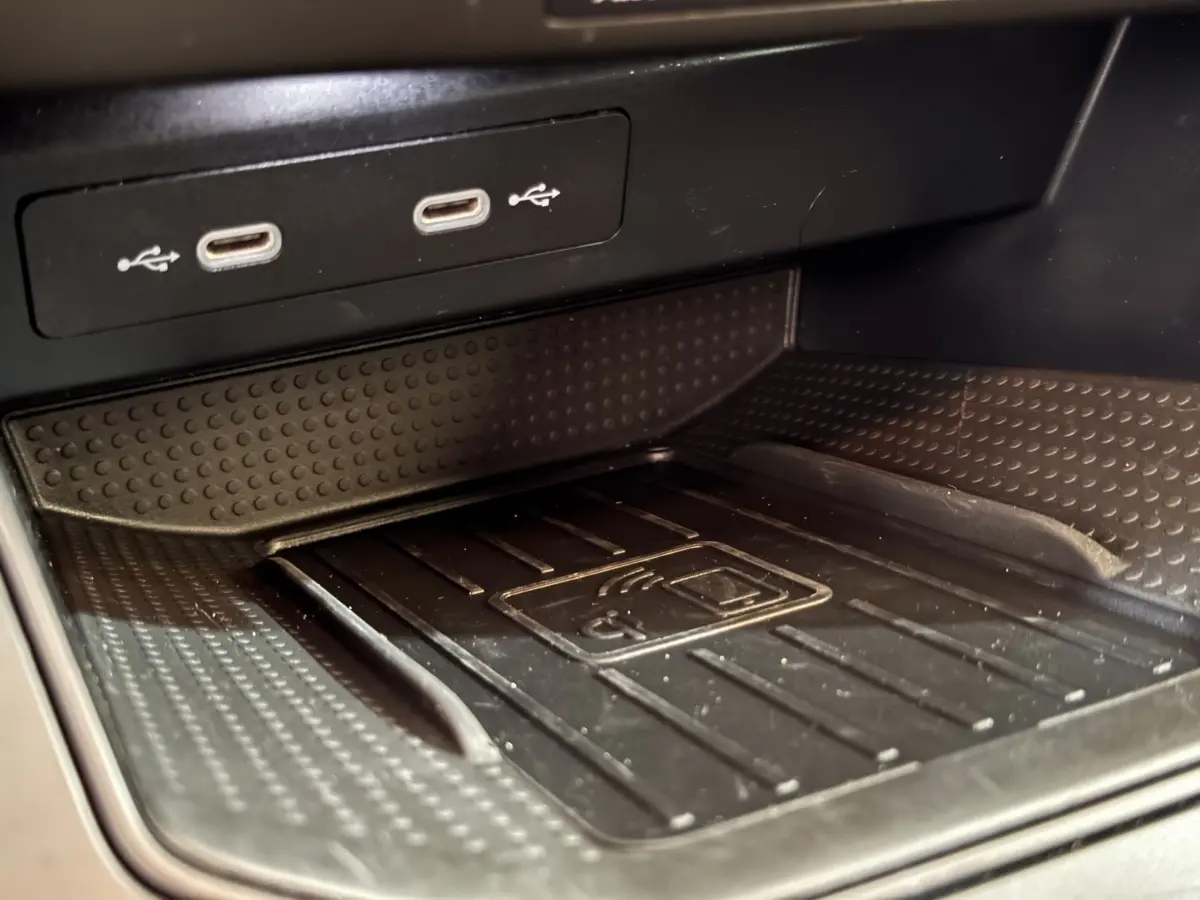 Gros plan sur la zone de chargement sans fil et ports USB-C dans l'habitacle noir de la SEAT Ibiza 2024.