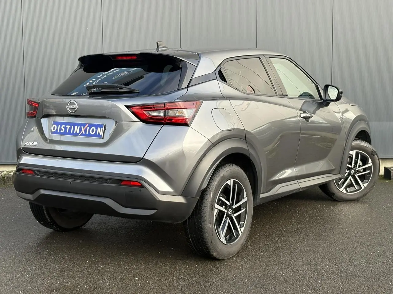 Vue 3/4 arrière droit du Nissan Juke 2025 gris foncé avec jantes alliage 17'' et vitres teintées.