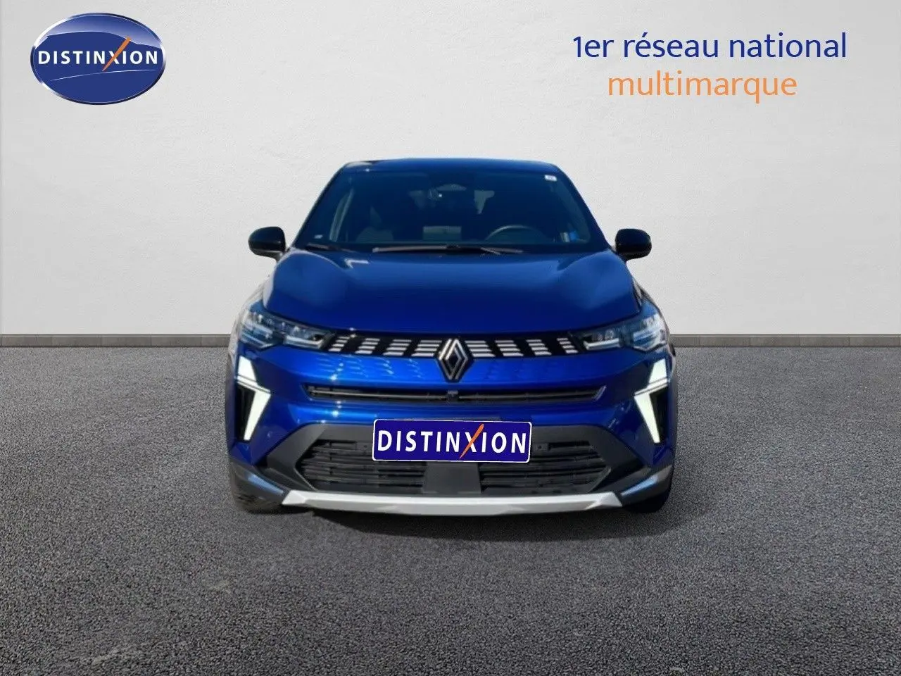 Vue frontale d'une Renault Symbioz 2025 bleu iron metal avec calandre distinctive et feux LED verticaux allumés.