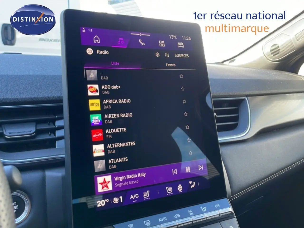 Écran tactile central affichant la radio dans l’habitacle d’une Renault Symbioz bleu iron metal, vue côté passager.