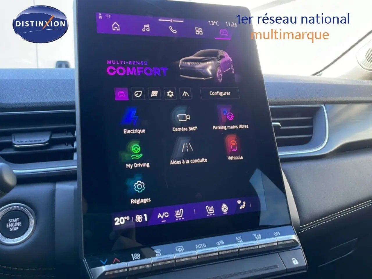 Vue rapprochée de l’écran tactile central du Renault Symbioz 2025, affichant les options de conduite en mode confort.