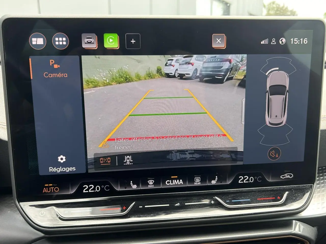 Écran tactile intérieur affichant la caméra de recul et les capteurs de stationnement du CUPRA Formentor gris magnétique.