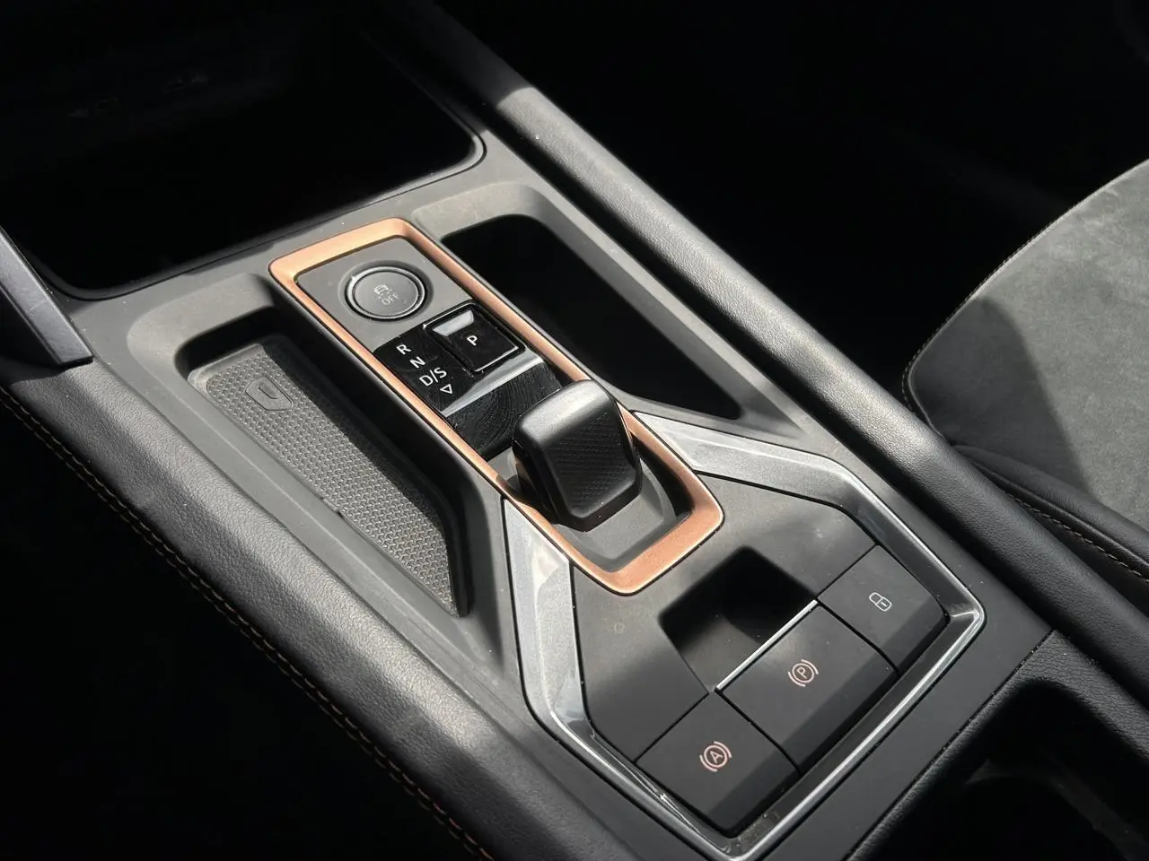 Gros plan sur la console centrale du CUPRA Formentor 2025, avec levier de vitesses DSG7 et finitions cuivrées.