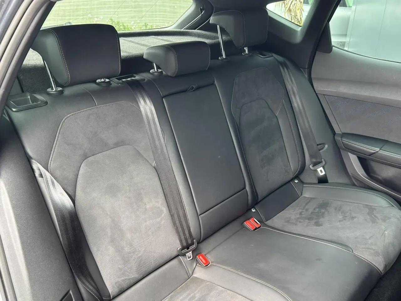 Vue intérieure sur la banquette arrière en cuir et suédine noire du CUPRA Formentor 2025, côté droit visible.