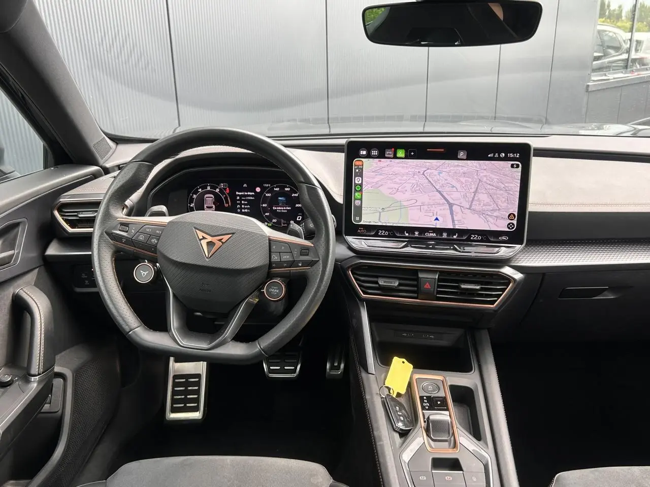 Vue intérieure avant du CUPRA Formentor gris magnétique, avec volant cuir, écran tactile central et tableau de bord numérique.