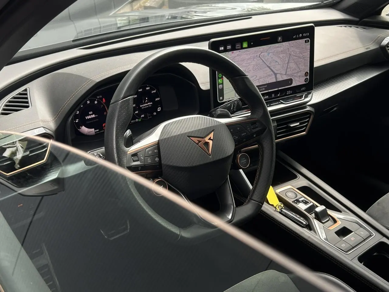 Vue intérieure côté conducteur du CUPRA Formentor 2025, volant cuir noir avec logo cuivre et écran tactile central.