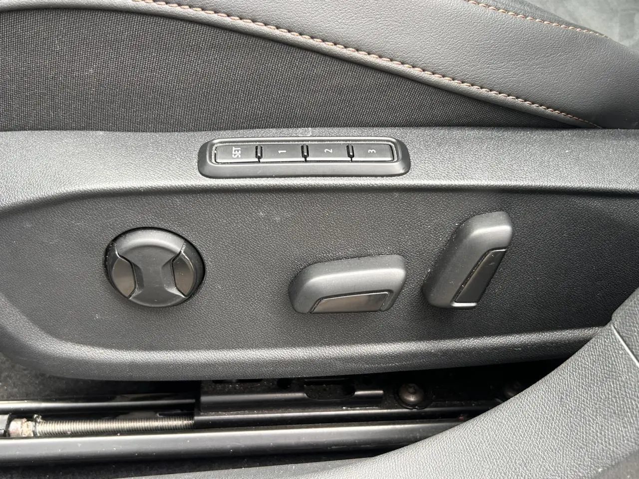 Gros plan sur les commandes électriques de réglage mémoire du siège conducteur noir du CUPRA Formentor 2025.