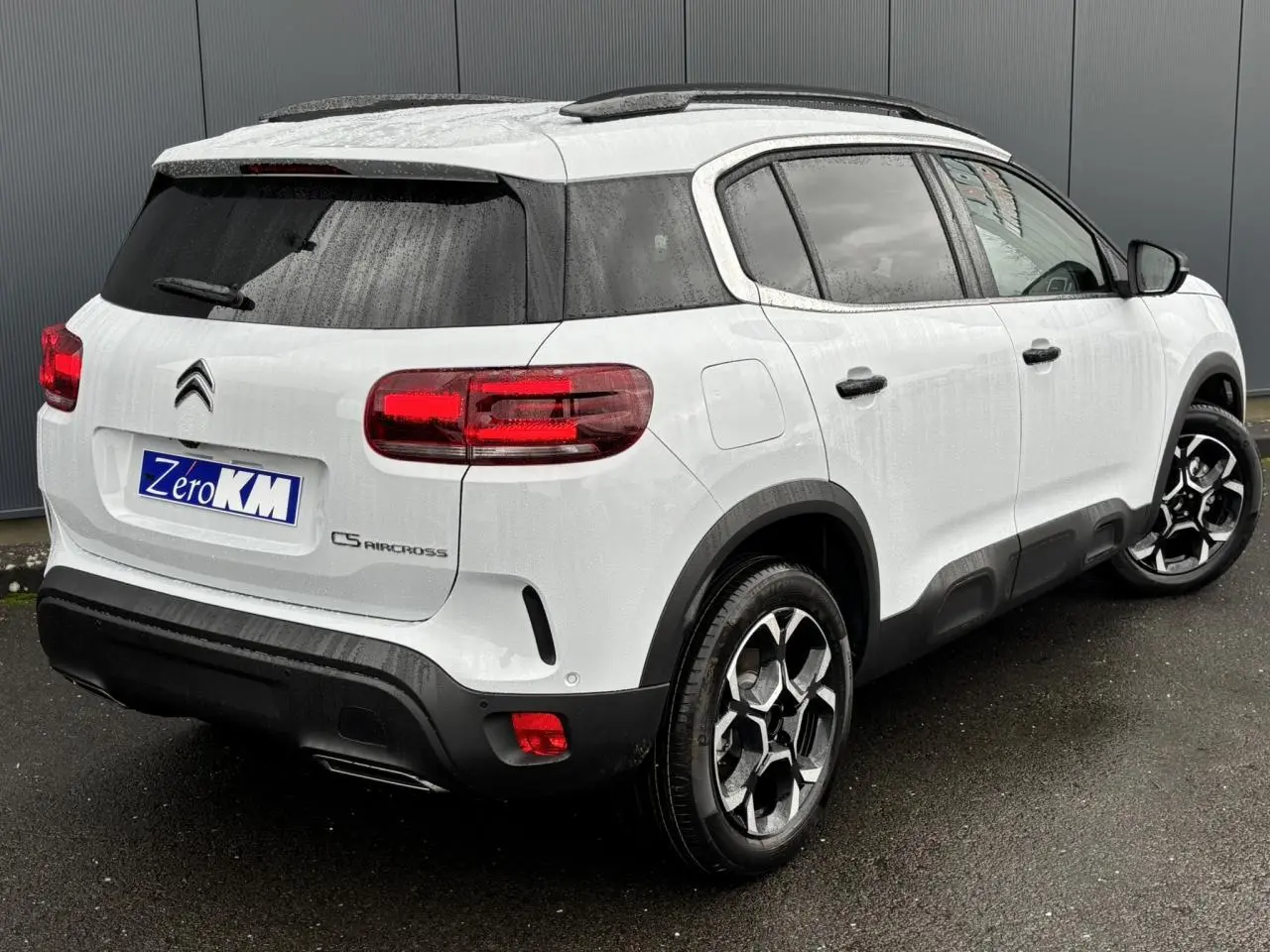 Vue 3/4 arrière droite du Citroën C5 Aircross blanc Okénite avec jantes alliage 18'' bi-ton et vitres surteintées.