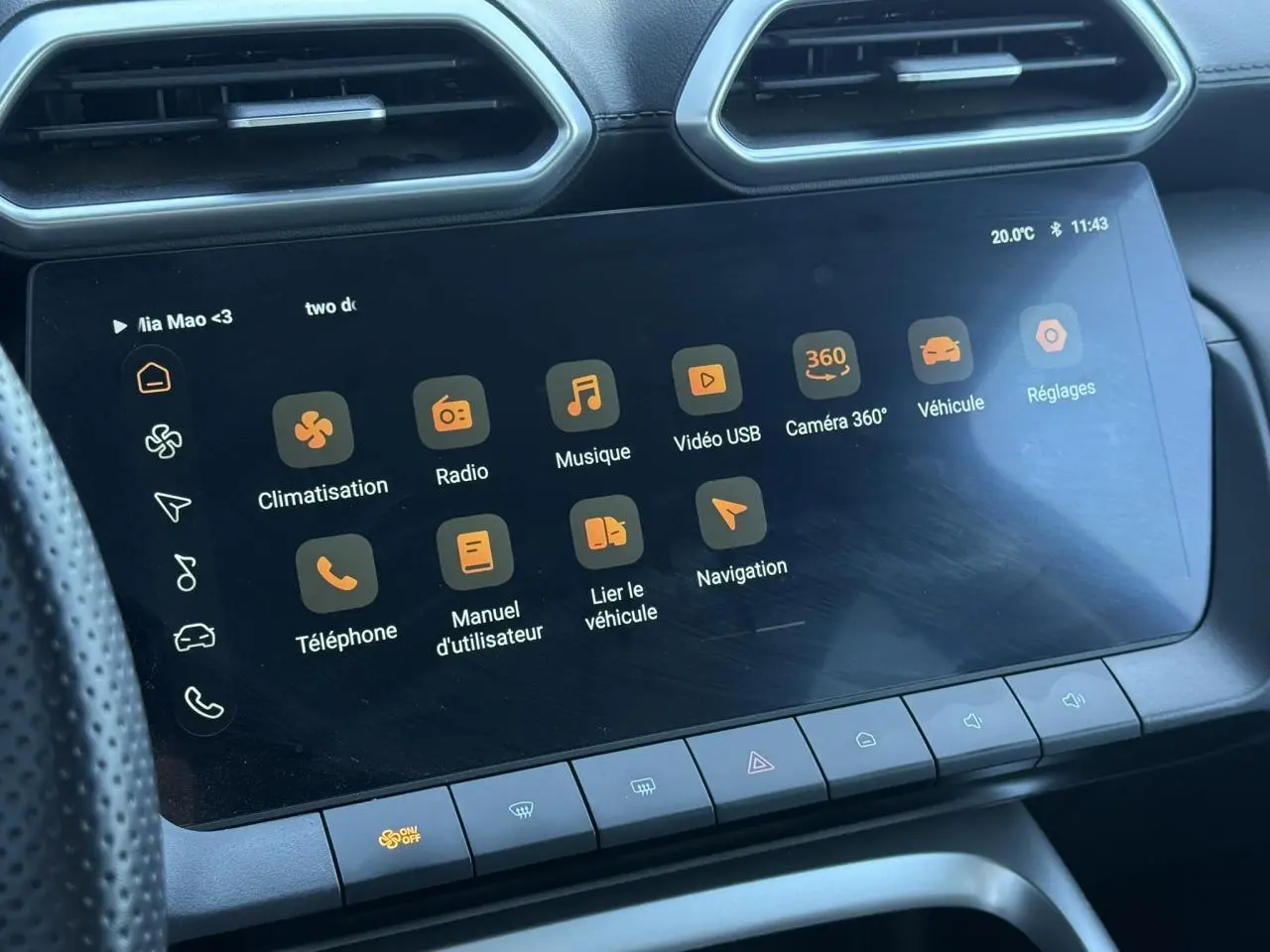 Écran tactile central du MG ZS 1.5 Hybrid+ 197 Luxury affichant les options de navigation et caméra 360°, intérieur noir.