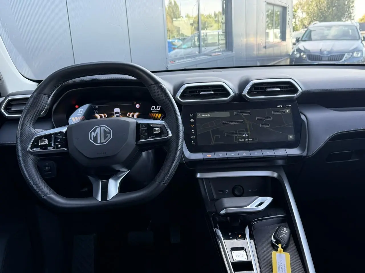 Vue intérieure du tableau de bord du MG ZS 1.5 Hybrid+ 197 Luxury 2025, avec volant cuir et écran tactile 12,3 pouces.