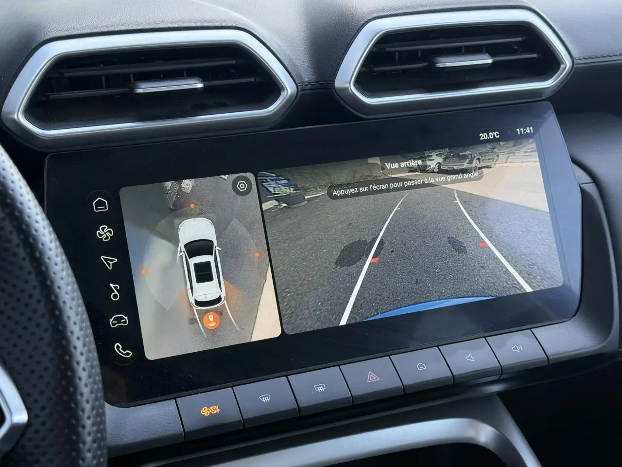 Écran tactile intérieur du MG ZS 1.5 Hybrid+ 197 Luxury montrant la caméra 360° et la vue arrière en bleu Como.