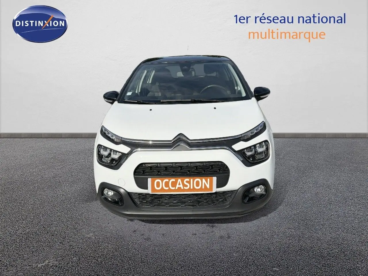 Vue avant d'une Citroën C3 blanche 2021 avec calandre noire et plaque "OCCASION" visible.