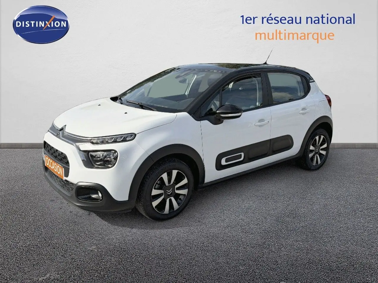 Citroën C3 blanche vue 3/4 avant droit avec toit noir et protections latérales noires distinctives.
