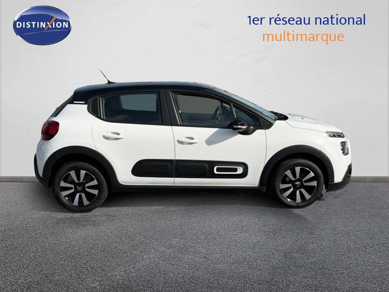 Profil droit d'une Citroën C3 blanche 2021 avec protections latérales noires et toit noir contrasté.