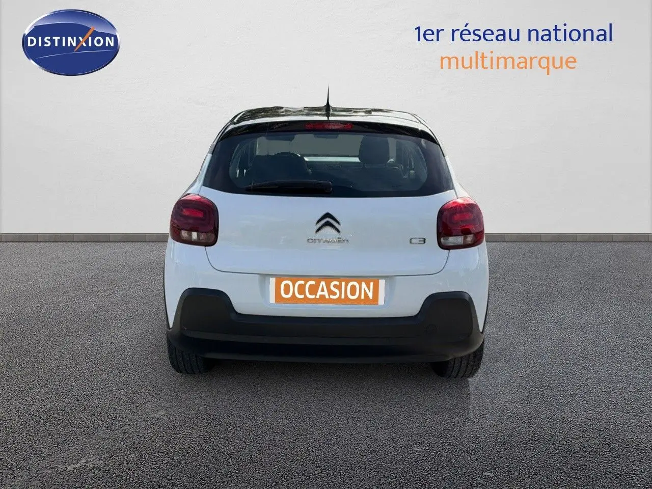 Vue arrière d'une Citroën C3 blanche de 2021 avec logo et plaque d'occasion sur fond neutre.