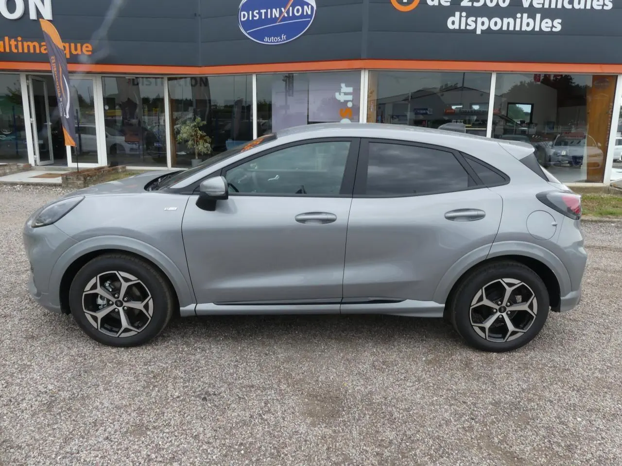 Ford Puma 2025 gris métallisé en profil droit, avec jantes alliage 17 pouces et vitres arrière surteintées.