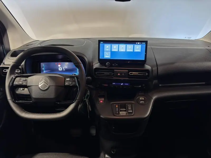 Vue intérieure frontale du tableau de bord noir du Citroën Berlingo Fourgon 2025 avec écran tactile et volant multifonction
