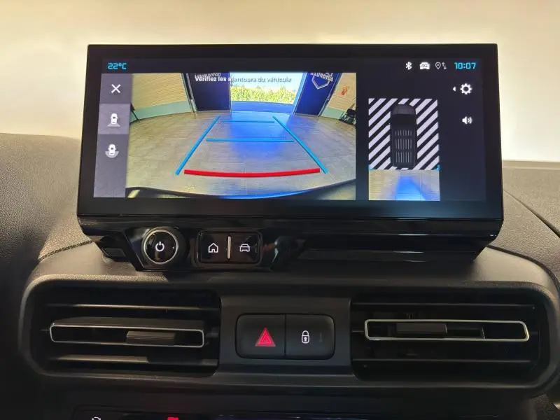Écran tactile intérieur du Citroën Berlingo 2025 montrant la caméra de recul et l'aide au stationnement.