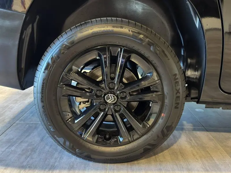 Gros plan sur la roue avant droite noire nacrée du Citroën Berlingo Fourgon 2025 avec jante brillante et pneu Nexen.