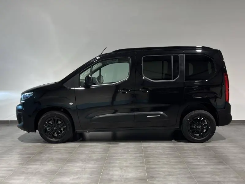 Profil côté gauche du Citroën Berlingo Fourgon 2025 noir Perla Nera nacré avec portes latérales coulissantes et jantes noires.