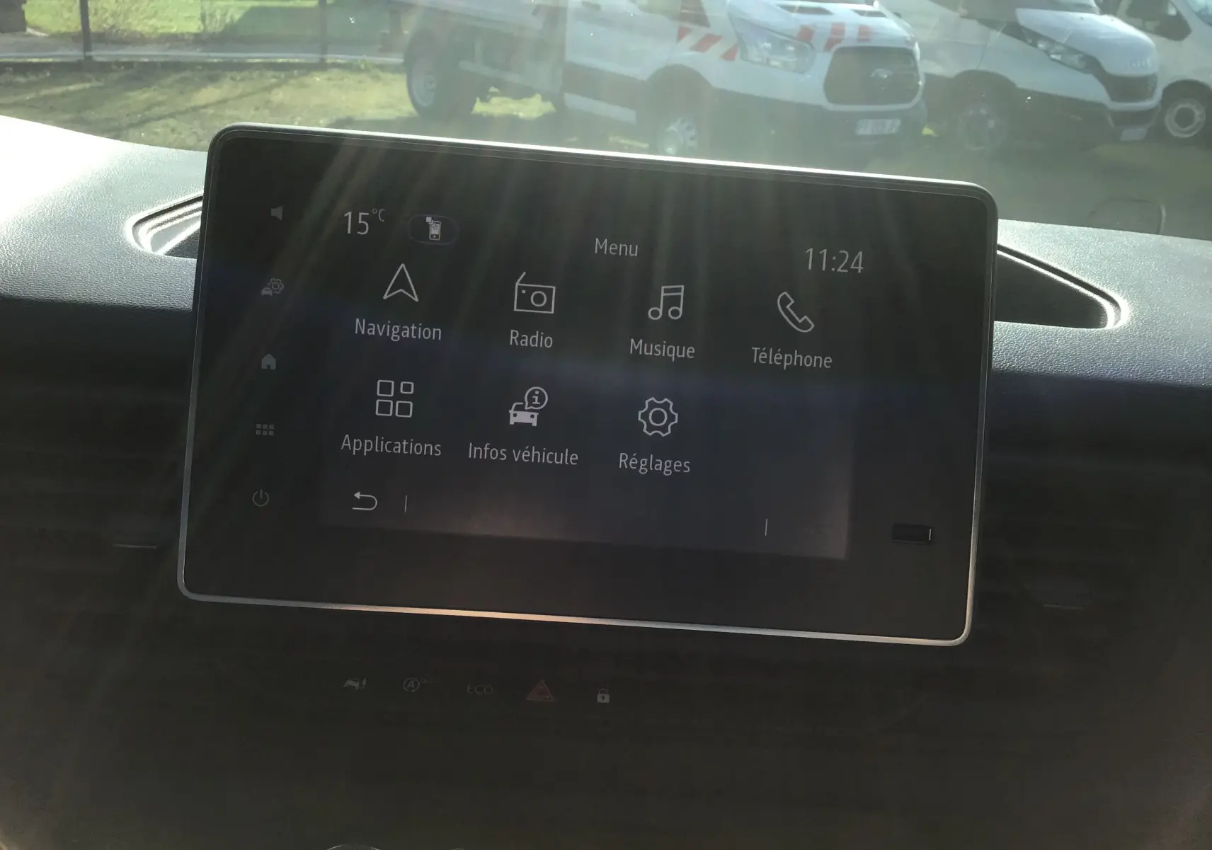 Écran tactile Easy Link 8'' du tableau de bord du Renault Trafic Fourgon blanc, vue intérieure frontale.