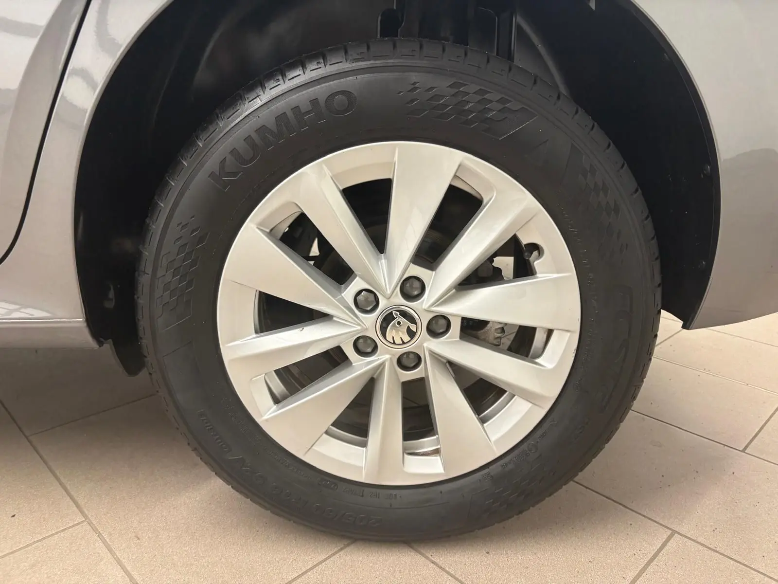 Gros plan sur la roue avant droite du Skoda Kamiq gris graphite, mettant en valeur la jante alliage et le pneu Kumho.