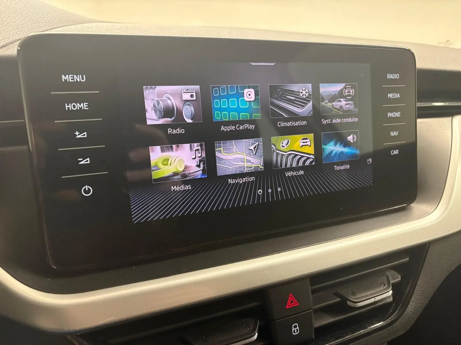 Écran tactile central du Skoda Kamiq 2023 affichant les menus multimédia et navigation, intérieur sobre et moderne.