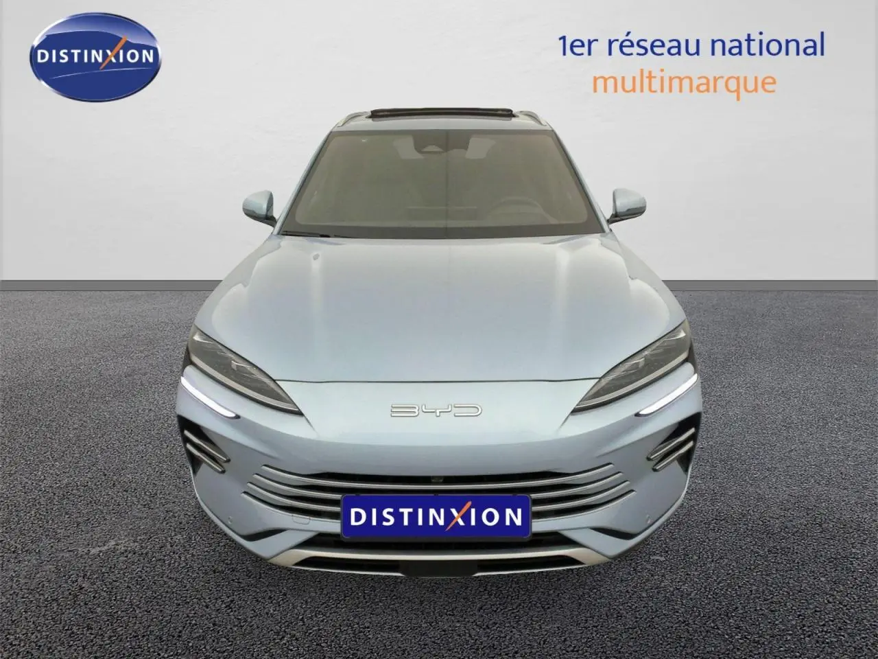 Vue avant du BYD SEAL U 1.5 DM-i 2025 en couleur Tian Qing avec phares LED et calandre épurée.