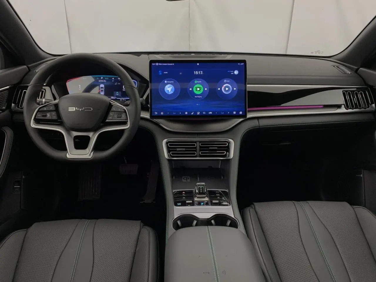 Vue intérieure frontale du BYD SEAL U 1.5 DM-i 2025 avec tableau de bord noir et brun, écran tactile central et volant simili cuir.