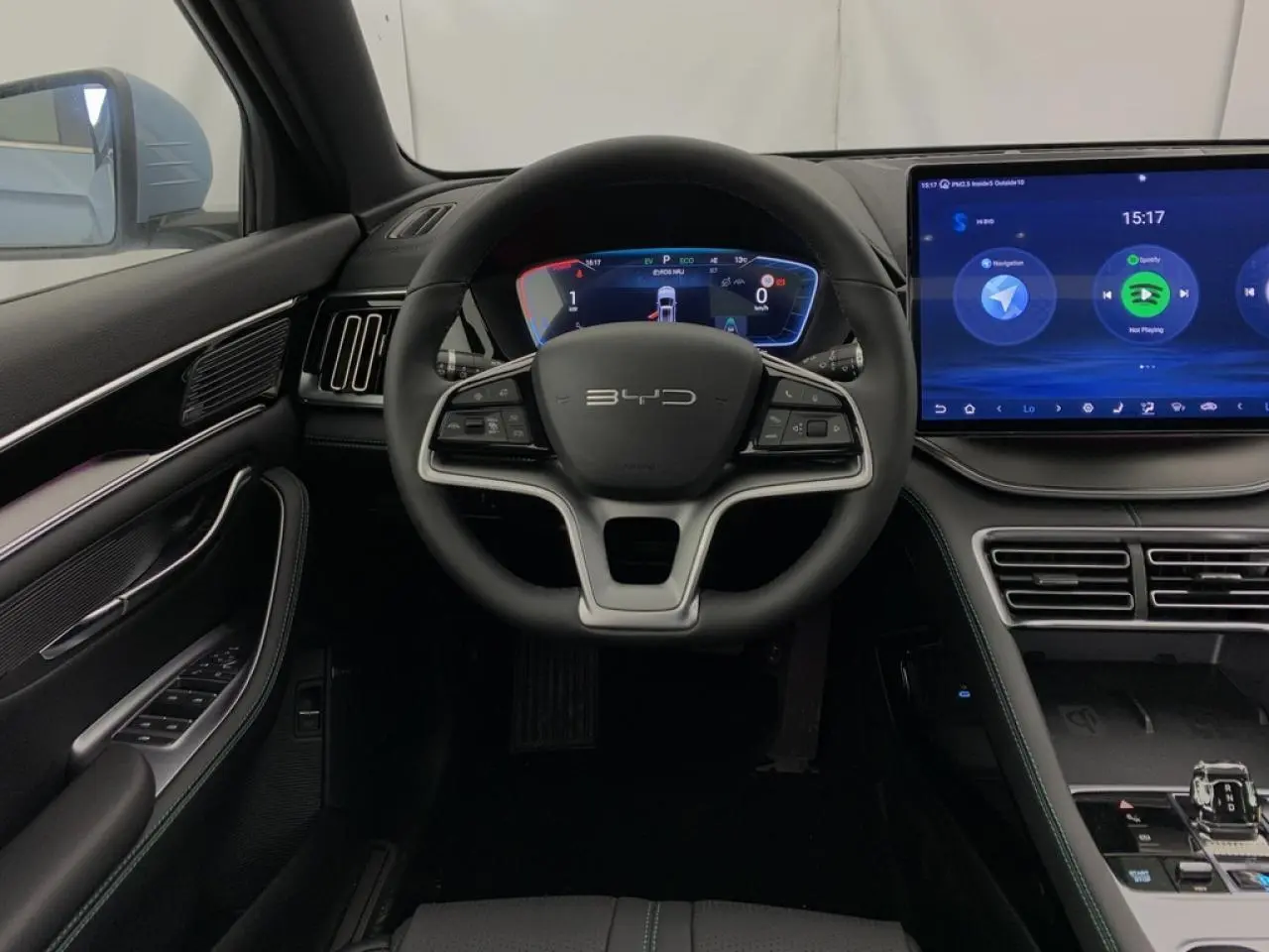 Vue intérieure frontale du volant BYD SEAL U 1.5 DM-i 2025 avec tableau de bord numérique et écran tactile large.