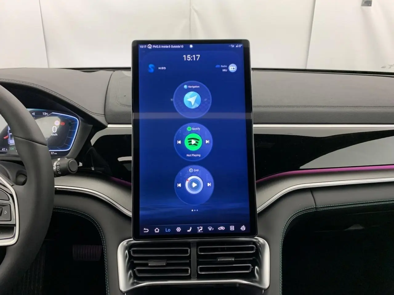 Vue intérieure du tableau de bord du BYD SEAL U 1.5 DM-i 2025 avec écran tactile vertical et ambiance lumineuse violette.